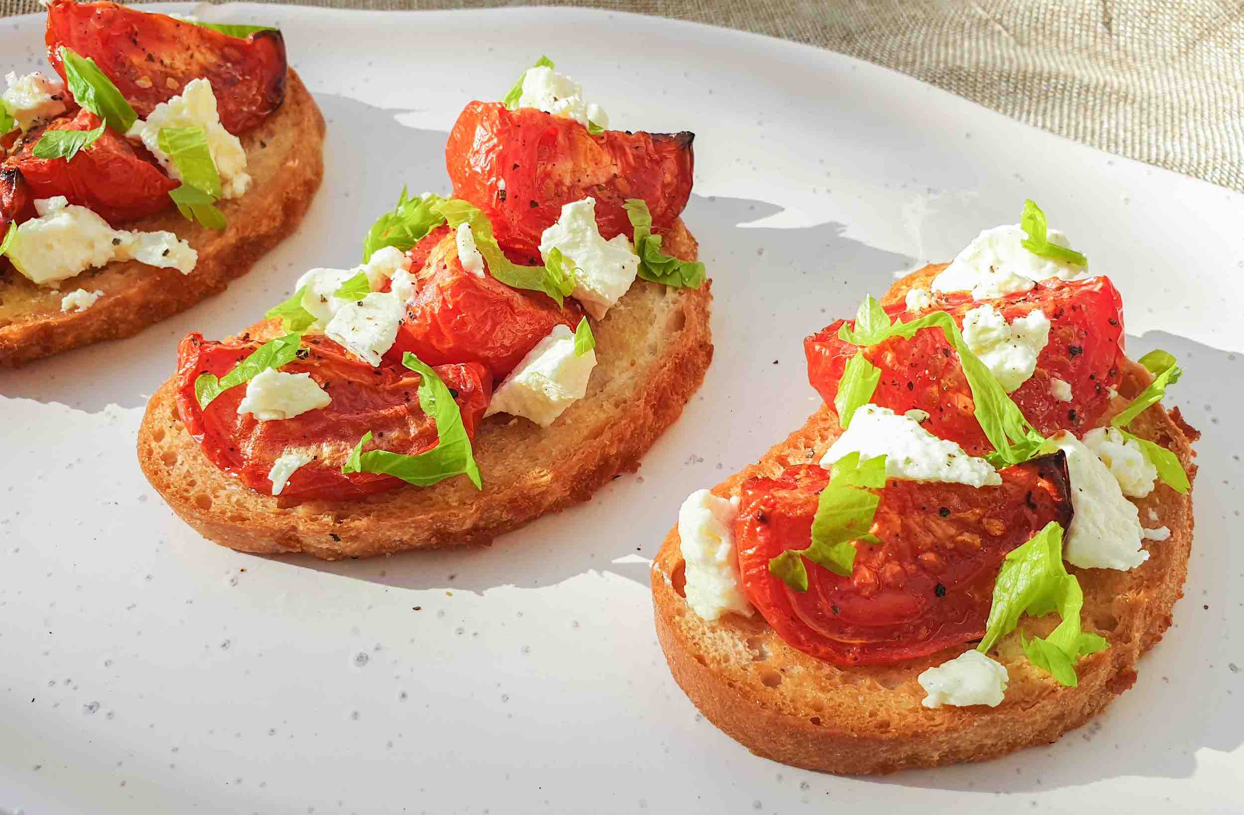 GARLIC TOASTS WITH ROAST TOMATO AND FETA - Farmers Pick